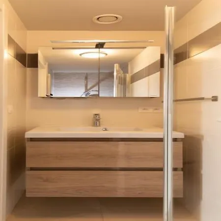 By The In With Terrace Ostenda