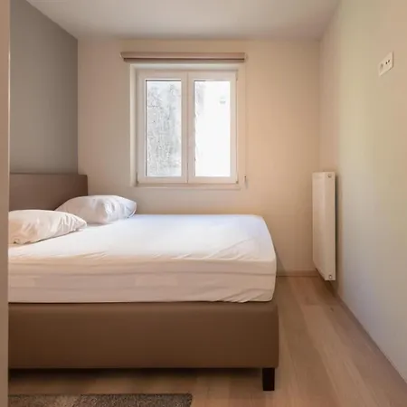 By The In With Terrace Appartamento Ostenda