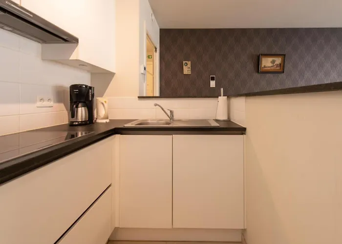 By The In With Terrace Apartment